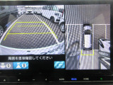 上空から見下ろしたような映像で運転を支援。クルマの周囲を映像で確認できます。駐車場や見通しの悪い交差点など、状況に応じた映像をナビ画面に映し出します。