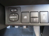 電動ミラー付。自分の見やすい角度に調整できるので車線変更や駐車時の車両周辺確認の見落とし防止に役立ちます。電動格納はしません。