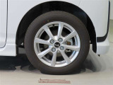 純正のアルミホイール装着車です。タイヤサイズは155/65R14です。