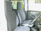 【運転席と助手席】大柄な方でもしっかり載れる運転席と助手席です。