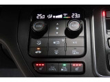 運転席と助手席の温度設定の変更が可能な左右独立タイプのデュアルエアコンです♪♪♪暑がりな人・寒がりな人も誰もが車内を快適にお過ごしいただけます♪♪♪