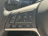 ステアリングスイッチです。ハンドルを握りながら車両の各種設定、音量調整や選局が出来ます♪