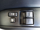 パワーウィンドウスイッチで運転席から全席の窓の開閉ができます。