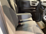 アームレストは、運転中の腕をしっかりと支えることで、疲労を大きく軽減してくれます。