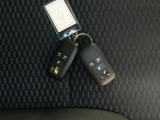 電子キーをポケットやカバンに入れているだけで、ドアの開錠・施錠が行えます。荷物を抱えていてもラクラク開閉です。エンジン始動も行えます。