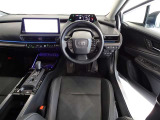 革巻きステアリングで快適な操作性の運転席です。