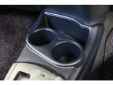 手の届きやすい所にドリンクホルダーを装備しています。前方には収納ポケットも備えています。