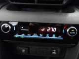 オートエアコンです。車内を設定温度に保ち、快適空間をキープします。