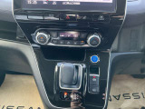 信号待ちなどでブレーキから足を離しても停車を維持してくれるオートブレーキホールド&スイッチを引き上げるだけでパーキングブレーキがかけられる電動パーキングブレーキ
