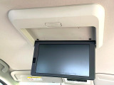 【フリップダウンモニター】大画面モニターで後席でもエンタメをお楽しみいただけます。小さなお子様にも大人気の装備です♪