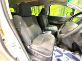 運転席まわりには十分なスペースがあり、大柄な方でもゆったり運転していただける環境です。