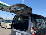 デュアルバックドアです。バックドアの半分のスペースで開閉できるので、後に壁や車がある状態でも荷物の載せ下ろしができます。