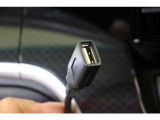 USBソケットが装備されています。iPhoneやスマートフォンを繋いで音楽を再生したり、充電したり。車内にあると便利なアイテムのひとつですね!