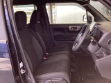 【ベンチシート】運転席と助手席の移動もスムーズ!狭い駐車場での乗り降りや、お子様の乗り降りにも便利です。座席の間にコンソールボックスやドリンクホルダーがないため、車内空間が広く感じます。