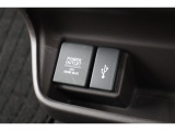 USBオーディオ用ソケットがついていますので携帯電話などを接続すれば音楽等の再生が可能です!シガーソケットもございます!