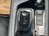 ◆◆◆電制シフト。手のひらで包むようにして、手首を軽く動かすだけでシフトできる、マウス感覚のシフト。