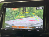 【バックカメラ】駐車時に後方がリアルタイム映像で確認できます。大型商業施設や立体駐車場での駐車時や、夜間のバック時に大活躍!運転スキルに関わらず、今や必須となった装備のひとつです!