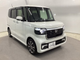 狭い駐車場でも、スライドドアならチャイルドシートへのお子さまの乗降や荷物の積載もスムーズ。とても便利な【助手席側。電動スライドドア】ドアハンドを少し引くだけでリアドアが自動開閉します。