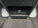 後部座席に電源用ソケットを装備しています!