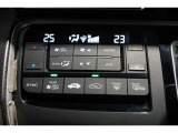 運転席と助手席の温度設定の変更が可能な左右独立タイプのデュアルエアコンです♪♪♪暑がりな人・寒がりな人も誰もが車内を快適にお過ごしいただけます♪♪♪