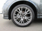 全車両に標準装備の純正アルミホイールは、純正ならではのバランスの良いデザインと、走行安定性をお楽しみ頂けます。