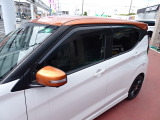 『1台』のお車に対して、3名体制で日々議論を重ね仕入れを行っております。