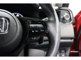 Hondaセンシングの機能のひとつ、アダプティブクルーズコントロール付!アクセルから足を離しても設定したスピードと前車との車間を保ち走行してくれます!車線維持もアシスト☆高速道路で疲労軽減ですね☆