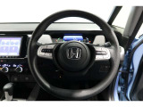 運転中もハンドルでの操作が可能です。特に高速道路等の目が離せない運転時には、便利さだけでなく、安全性も兼ね備えております。