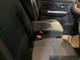 アームレストは、運転中の腕をしっかりと支えることで、疲労を大きく軽減してくれます。