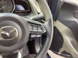 レーダークルーズコントロールを装備。アクセルやブレーキを操作しなくても、自動で先行車との車間距離を保ち追従走行できます。長距離や高速道路を運転する際に、ドライバーへの負担を軽減します。