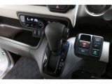 インパネシフトだから視線の移動も少なく足元もスッキリ♪運転席もゆったりしているのでゆとりを持ってドライブできますね!