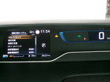 右側に大きく見やすいデジタルスピードメーター左側ディスプレイには運転支援システム等を表示