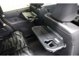 車内での休憩時などに軽食や飲み物を置けるシートバックテーブル。