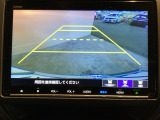 後方確認はお任せ! リアカメラ装備でバック駐車をサポートします。