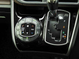 運転席・助手席・独立型オートエアコン。運転席と助手席で別々の温度設定ができ快適なドライブが楽しめます!高級グレードの証ですね!