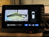 リバースギアに入れるだけで後方の表示へ切り替わります。夜間や雨の日の駐車も楽になりますよ。