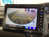 リバースギアに入れるだけで後方の表示へ切り替わります。夜間や雨の日の駐車も楽になりますよ。