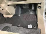 新品の純正フロアマット付きです。ドライブの際に気分良く乗って頂けます。