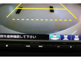 バックをするとき自動でリアの様子が映る『リアカメラ』付き!ナビ画面で確認しながらバックができ、ガイドラインで距離感がつかめるので後ろの壁も安心ですね。でも、周りへの目視も忘れないでくださいね!