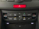 【デュアルフルオートエアコン】エアコンはもちろん簡単操作のフルオートタイプですが、運転席側と助手席側で独立して温度設定が可能なデュアルフルオートエアコンを装備しております!