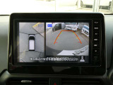 自車を真上から見下ろすように映し出すので周囲の状況が分かるアラウンドビューモニター搭載。フロントカメラとしても使用できます。車庫入れなど苦手な人の頼りになる助っ人です。