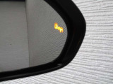 隣車線を走る車両をレーダーで検知し、ドアミラーでは確認しにくい後側方エリアに存在する車両に加え、急接近してくる車両も検知します。車両を検知するとドアミラーに搭載されたLEDインジケーターが点灯します。
