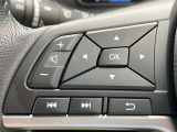 ハンドルから手を離さずにオーディオの操作ができるステアリングスイッチ付