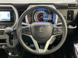 インテリアに合わせたデザインのステアリングは、運転される方のことも考え、運転しやすい形状、大きさです。是非一度、実際に触ってお確かめください。