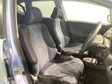 運転席、助手席☆ともにゆとりのある空間となっております♪