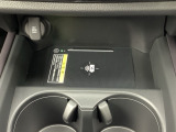 【ワイヤレス充電器】スマートフォンを置くだけで充電可能。ケーブルをつなぐ煩わしさがありません。