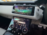 ムダのないインテリアデザインは運転席にお座りいただくと、上質なシートがお客様を包み込みます。ステアリングも握りやすい設計になっておりますのでとっさのハンドル操作も可能です。
