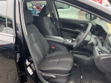 運転席と助手席の間に小物入れ付きのひじ掛けが付いていますので運転中はとても役立ちますね。