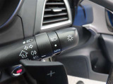 スイッチをオートに設定しておけば、車外の明るさに応じて自動的にヘッドランプを点灯・消灯します。夕暮れ時やトンネルの続く山道などを走行する時に便利なコンライトを装備しています。