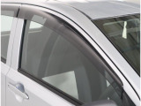ドアバイザーが既に付いています☆ 車内に熱がこもらないようにしたい時や換気したい時など少しだけ窓を開けておきたい時にとても便利です♪